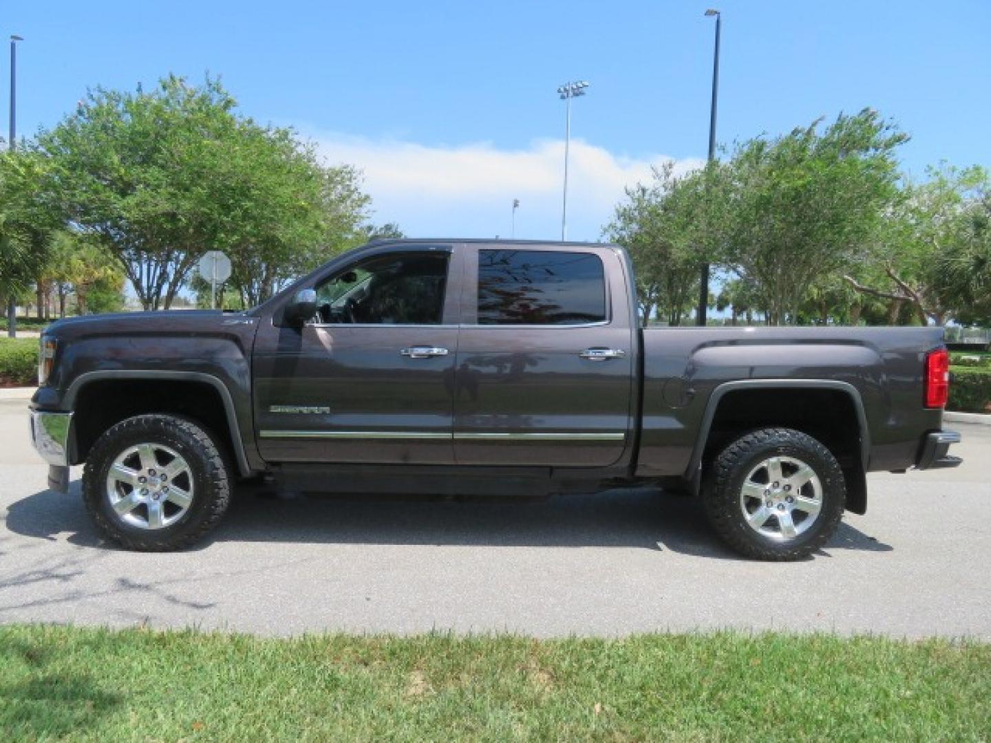 2014 /Black GMC Sierra 1500 SLT Crew Cab 2WD (3GTP1VEC2EG) with an 5.3L V8 OHV 16V engine, 6-Speed Automatic transmission, located at 4301 Oak Circle #19, Boca Raton, FL, 33431, (954) 561-2499, 26.388861, -80.084038 - Photo#9